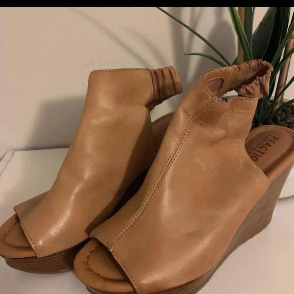 Kenneth Cole Reaction Tan Leather Wedges